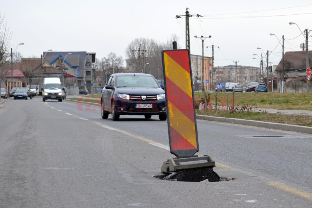 O gură de canalizare care s-a lăsat era semnalizată zilele trecute cu o baliză (Foto: Bogdan Grosu)