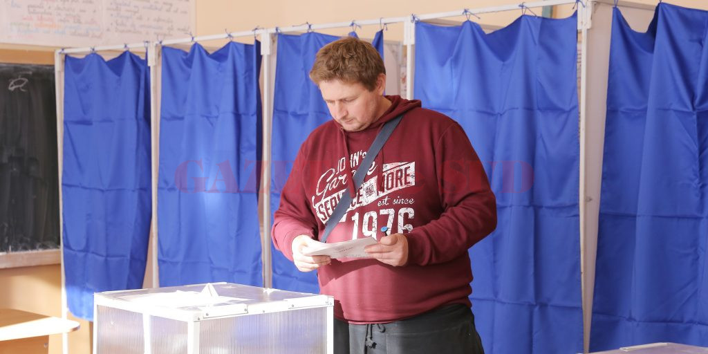 Tânărul Cătălin Popescu lucrează în străinătate, dar a venit să voteze acasă (Foto: Lucian Anghel)