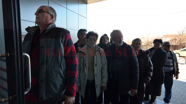 În jurul prânzului, la secția de votare din Cârcea mai mulți localnici stăteau la coadă ca să le vină rândul să voteze (Foto: Bogdan Grosu)