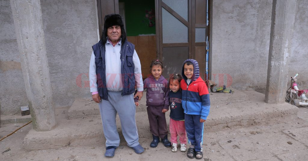 Ion Malacu şi soţia sa cresc nouă nepoţi (Foto: Claudiu Tudor)