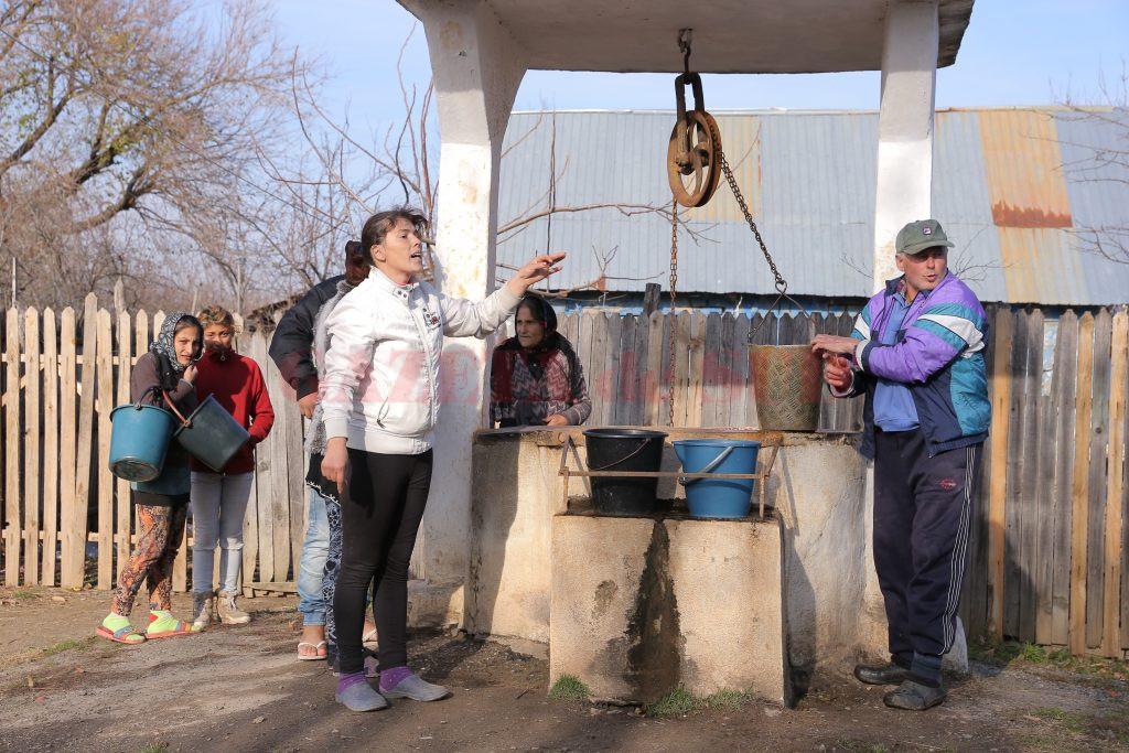Oamenii beau apă din fântâni publice neigienizate (Foto: Lucian Anghel)