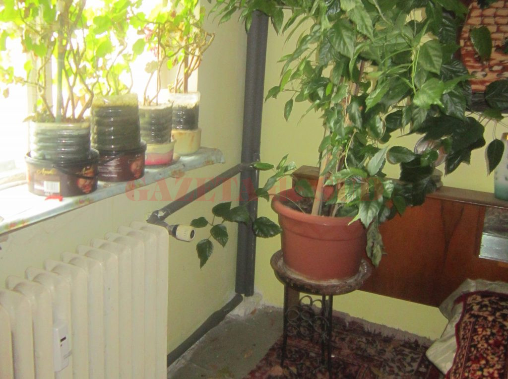 Conductele care tranzitează apartamentul pot fi izolate pentru a reduce costul facturii la căldură