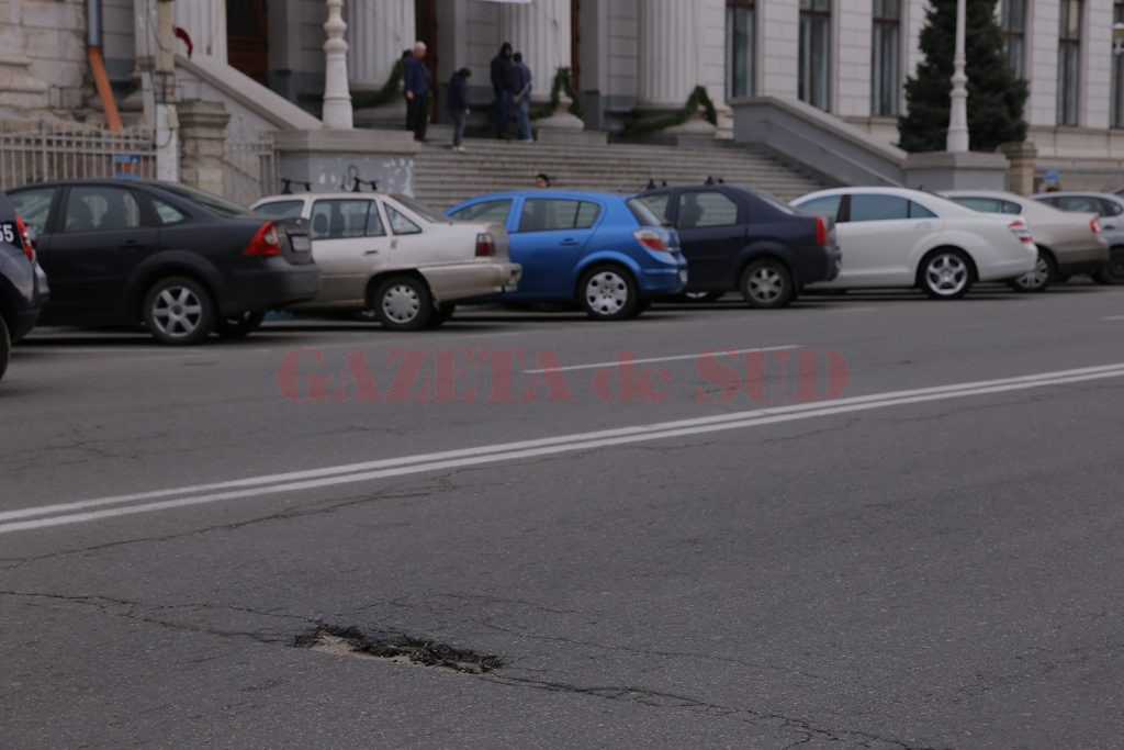 Groapă de pe strada A.I. Cuza, în plin centrul orașului (Foto: Lucian Anghel)