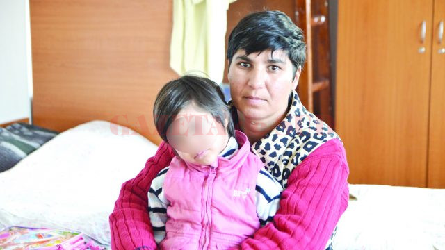 Ioana Căldăraru, alături de fetiţa ei, Ana-Maria (FOTO: Claudiu Tudor)