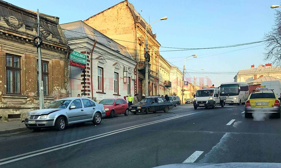 Carambol pe strada Calea Unirii din cauza gheții (Foto; Bogdan Grosu)