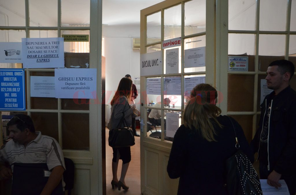 oameni la Registrul Comertului (Foto: Arhiva GdS)