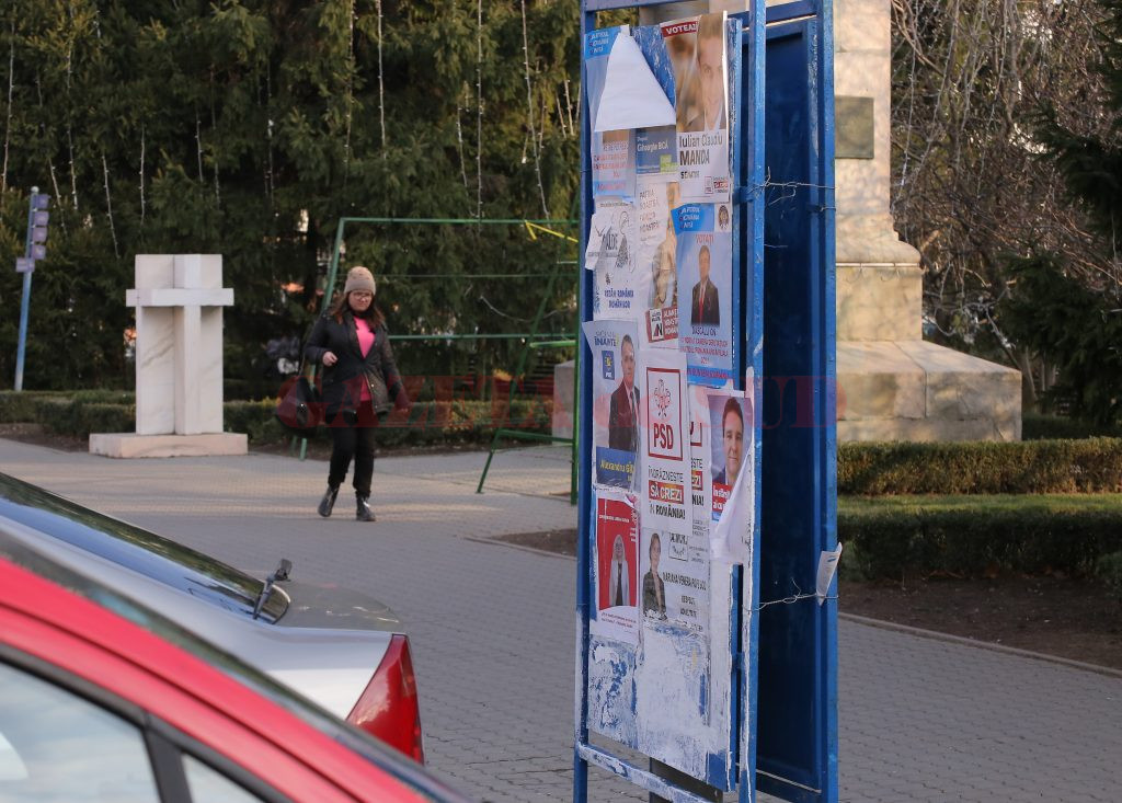 Panourile electorale, păzite nonstop de polițiștii locali. Este legal?  (Foto; Claudiu Tudor)