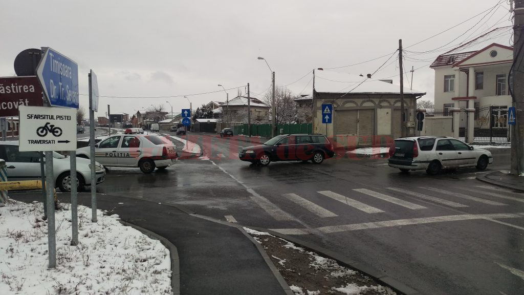 Pista de biciclete de pe Râului se întrerupe la intersecția cu strada Bucovăț, iar bicicliștii sunt obligați să folosească trei treceri de pietoni pentru a reveni din nou pe pistă  (Foto: Bogdan Grosu)