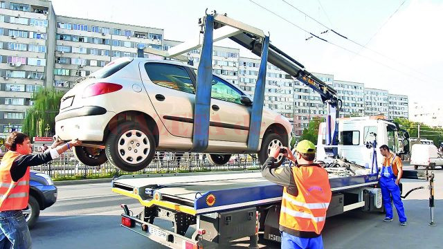 Potrivit noilor reglementări, autovehiculele parcate neregulamentar pot fi ridicate numai pe platforme (Foto: arhiva GdS)