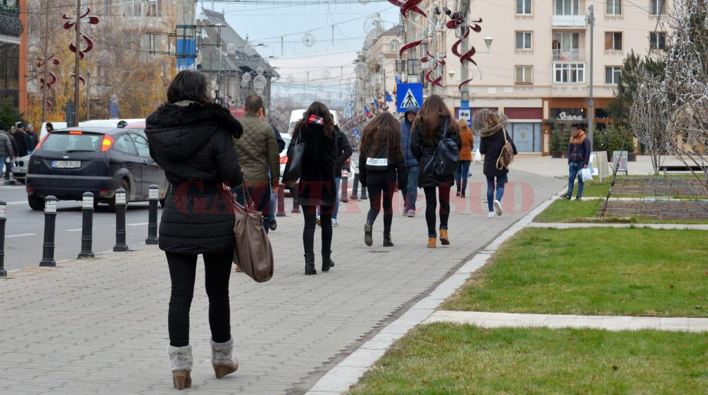 Mulți tineri ies de pe băncile școlii și nu se angajează nicăieri (Foto: Bogdan Grosu)
