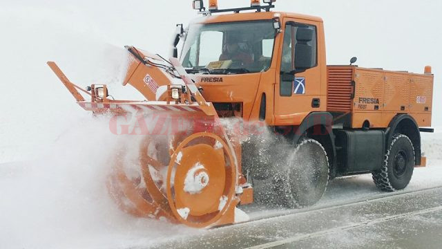 Pe Transalpina au fost împrăştiate zece tone de material antiderapant (Foto: Eugen Măruţă)