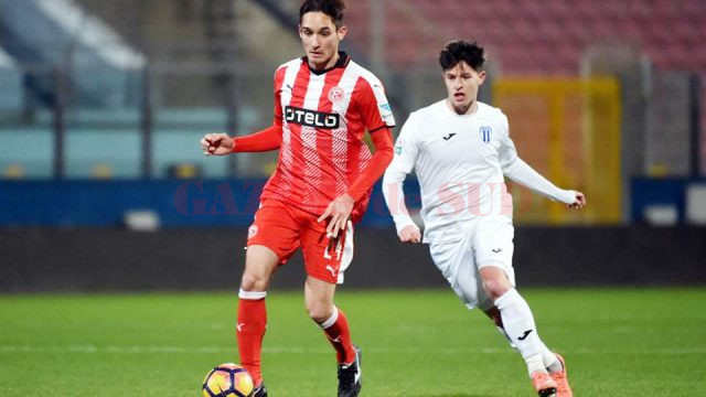 Alex Popescu (în alb) a marcat primul său gol pentru echipa mare a Craiovei în amicalul cu Dusseldorf