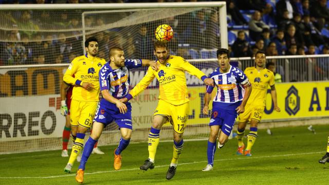 Jucătorii lui Alaves (în albastru) continuă în Cupa Regelui