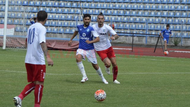 Bunoza (tricou alb în dreapta) este o variantă pentru defensiva Craiovei (Foto: Alexandru Vîrtosu)