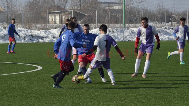 Jucătorii de la „Gică Popescu“ (în alb-violet) au dat o replică bună celor de la Filiași și CS Universitatea (Foto: Alexandru Vîrtosu)
