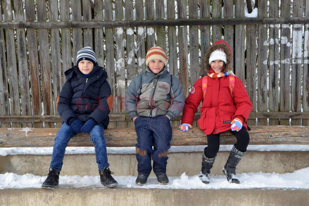 Copiii sunt cei care mai însufleţesc comuna, în drum spre şcoală (Foto: Bogdan Grosu)
