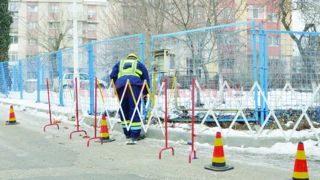 Pompierii şi reprezentanţii Engie au intervenit imediat la conducta avariată (Foto: Bogdan Grosu)