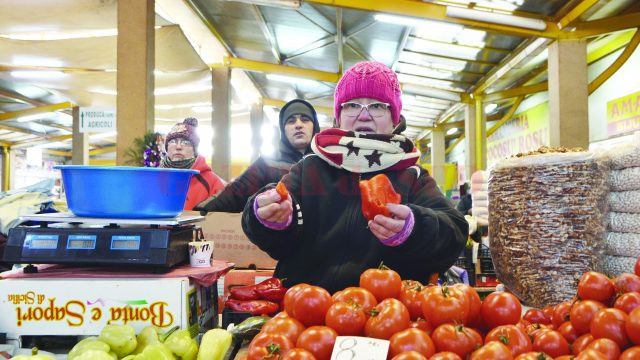 Unei comerciante din Piaţa Craioviţa i s-a stricat ardeiul din cauza gerului (Foto: Bogdan Grosu)