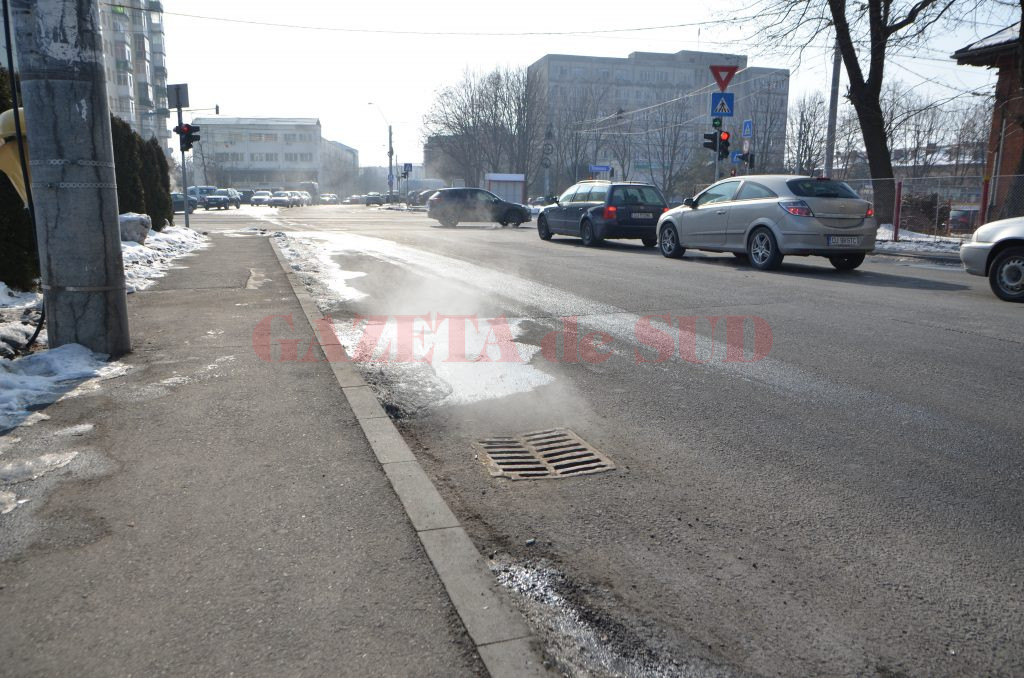 Pe gurile de canal de pe strada Sărarilor iese abur de la agentul termic primar scurs dintr-o conductă spartă a CEO (Foto: Claudiu Tudor)