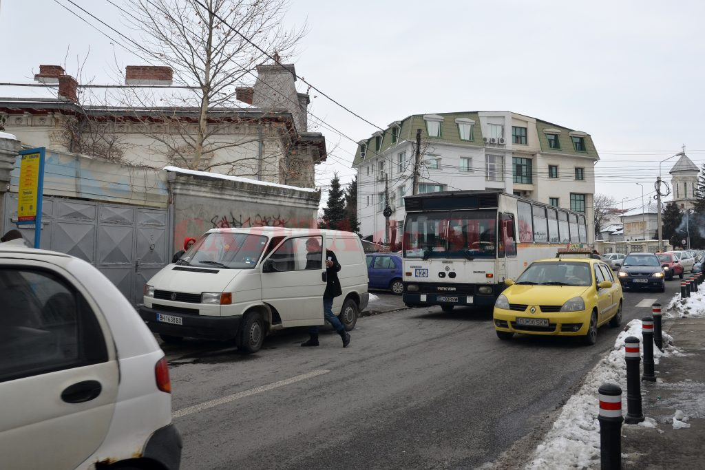 Mulţi şoferi parchează în staţiile de autobuz, deşi acest lucru este interzis de lege (Foto: Bogdan Grosu)