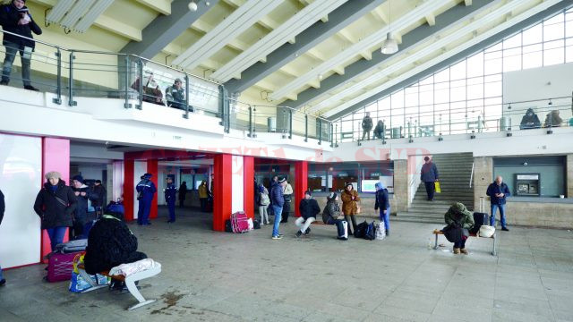 Călătorii aşteaptă înfofoliţi trenurile din cauza temperaturii scăzute din gară (Foto: Bogdan Grosu)