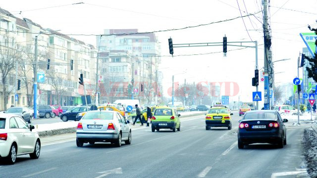 Încă nu s-a găsit o soluţie pentru semafoarele de la mall care nu funcţionează (Foto: Bogdan Grosu)