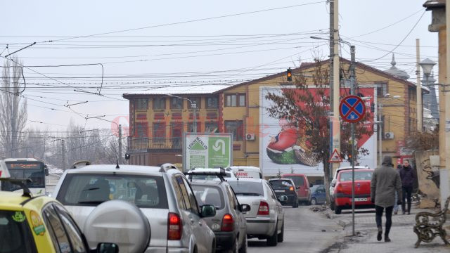 Semafoarele din intersecţia bulevardului Nicolae Titulescu cu străzile Amaradia şi C. Brâncuşi nu funcţionează (Foto: Bogdan Grosu)