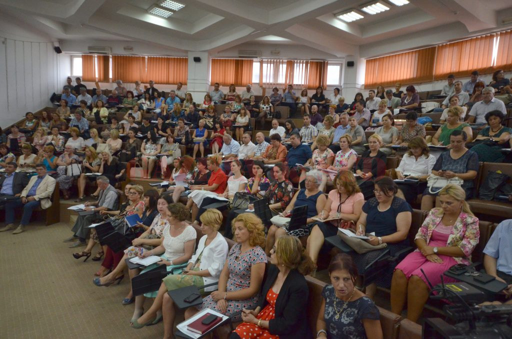 Managerii unităților de învățământ au ca specializări de bază învățători, profesori de matematică, profesori de educație fizică și sport sau educatoare.