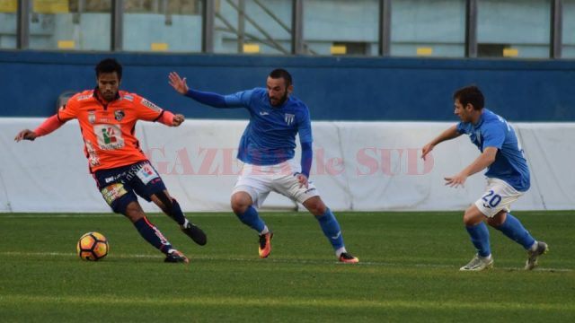 Dimitrov (în centru) a fost un câștig pentru apărarea Craiovei (foto: csuc.ro)