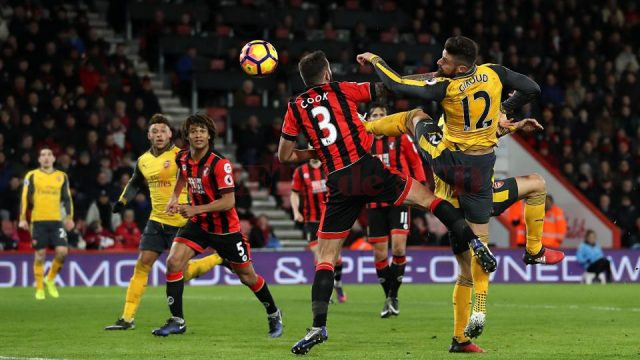 Giroud (numărul 12, galben) a marcat în prelungirile meciului și „tunarii” au obținut un punct (Foto: thesun.co.uk)