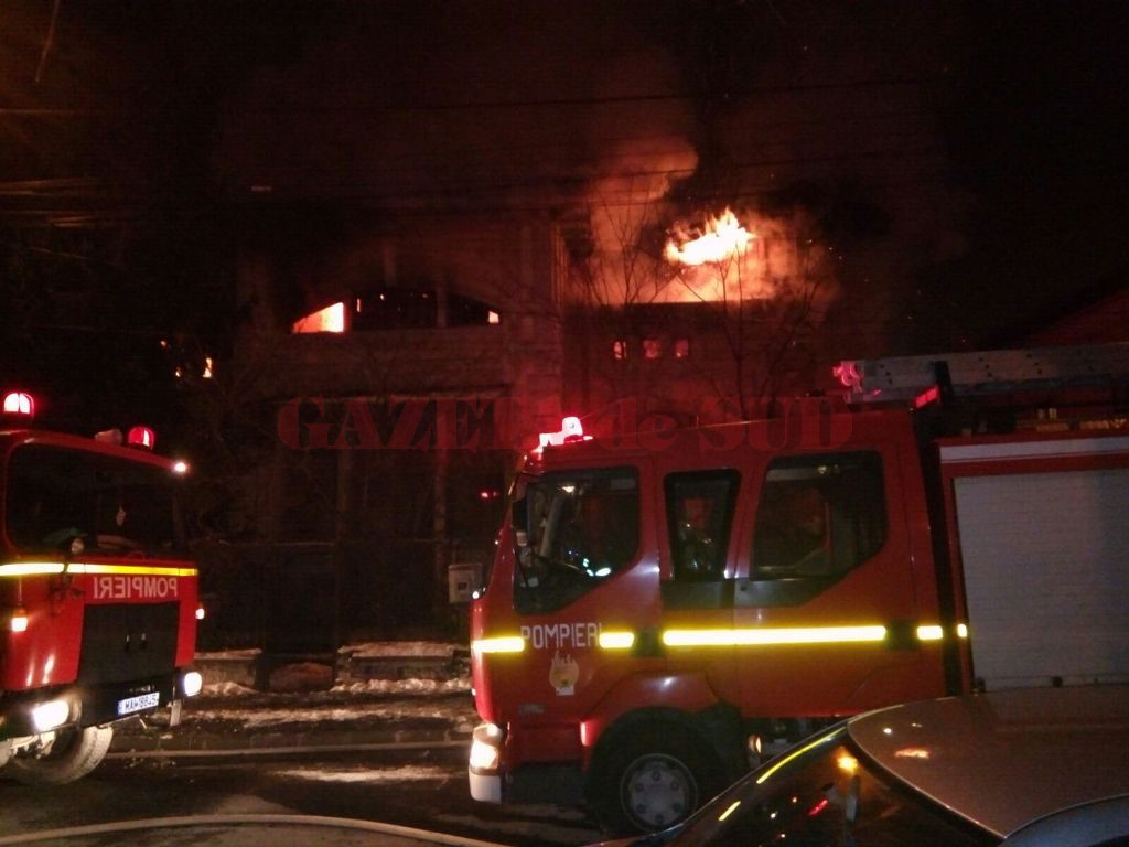 A fost nevoie de mai bine de cinci ore pentru ca pompierii să lichideze focul (Foto: Bogdan Grosu)