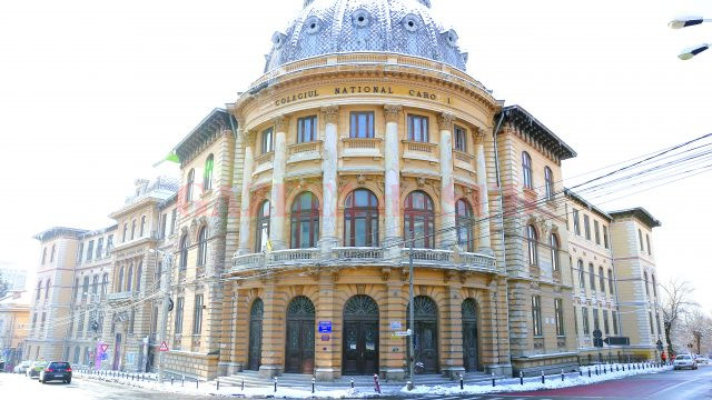 Clădirea în care se află Colegiul Național „Carol I“ și Opera Română Craiova se degradează pe zi ce trece, în așteptarea banilor necesari pentru consolidare și reabilitare (Foto: Lucian Anghel)