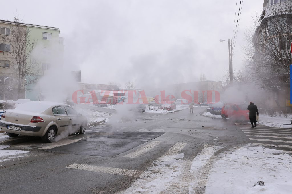 Din gurile de canal din intersecţia străzii I. D. Sîrbu cu Vântului ieşea fără încetare abur (Foto: Lucian Anghel)