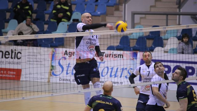 Marcel Keller (la minge) şi colegii săi nu au cedat nici un set echipei din Zalău (foto: Lucian Anghel)