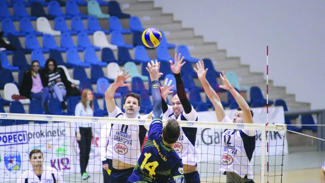 Jucătorii craioveni (în tricou alb) şi-au luat revanşa după înfrângerea din turul campionatului (Foto: Lucian Anghel)