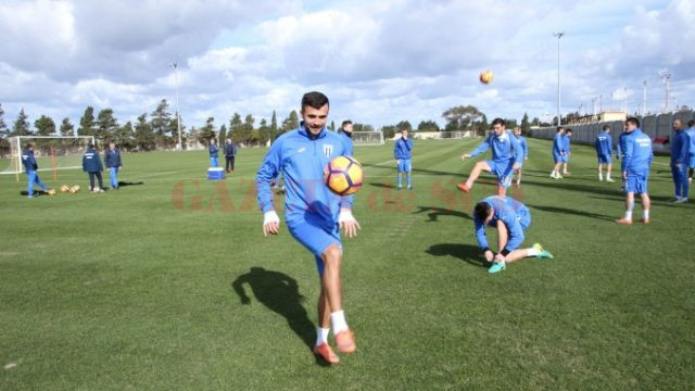 Simon Măzărache (la minge) își dorește să ajute cât mai mult echipa în 2017 (Foto: csuc.ro)