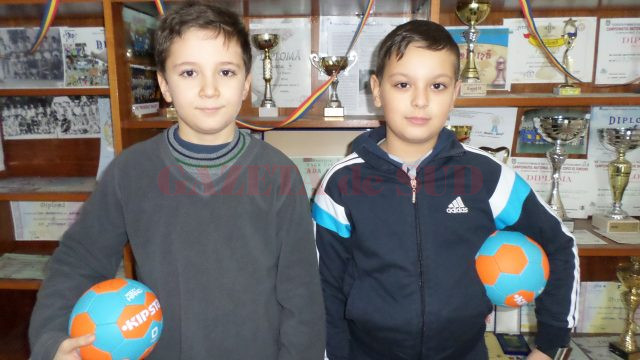 Eduard Pirlogea şi Alex Alniţi sunt doi dintre componenţii echipei de minihandbal a clubului din Băileşti