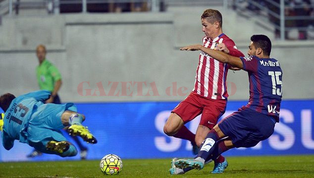 Fernando Torres (în roșu) și colegii săi de la Atletico au trecut de Eibar