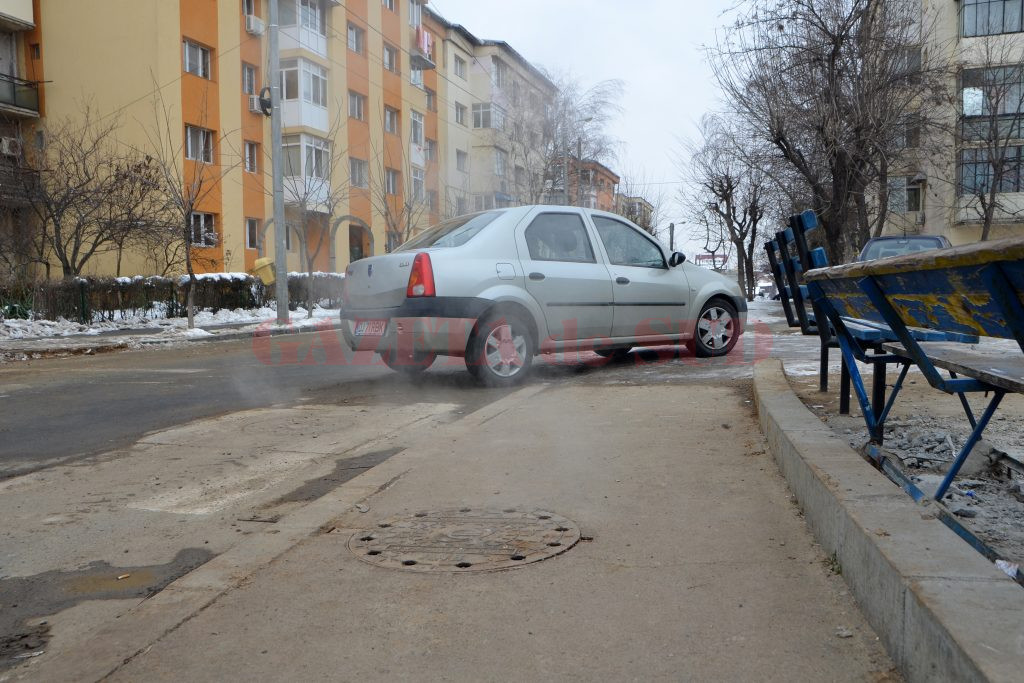 În Valea Roșie, pe gurile de canal tot mai iese abur, deși conducta de agent termic a fost reparată (Foto: Bogdan Grosu)