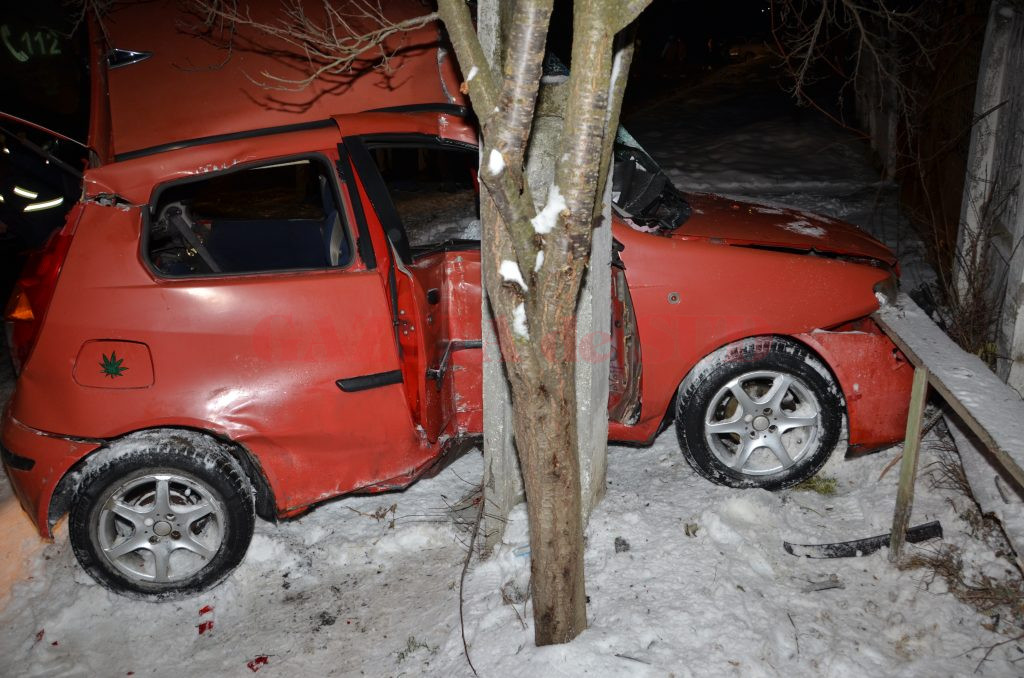 Șoferul autoturismului Fiat a fost rănit grav după ce a lovit un stâlp de pe marginea șoselei.