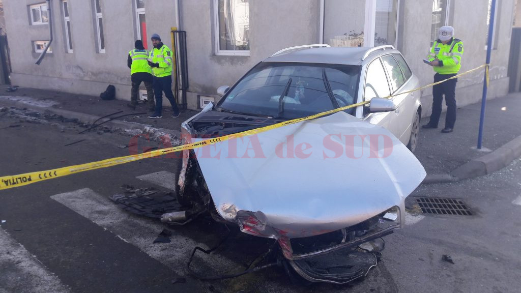 Maşina care circula regulamentar a fost lovită de un şofer care fugea de poliţie (FotoŞ Mihai Căruntu)