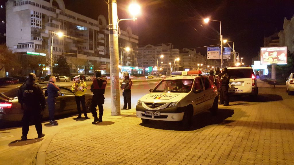 Anchetatorii au stabilit că inculpatul, care nu are permis de conducere, a lovit intenționat cu mașina un polițist care încerca să-i ceară documentele