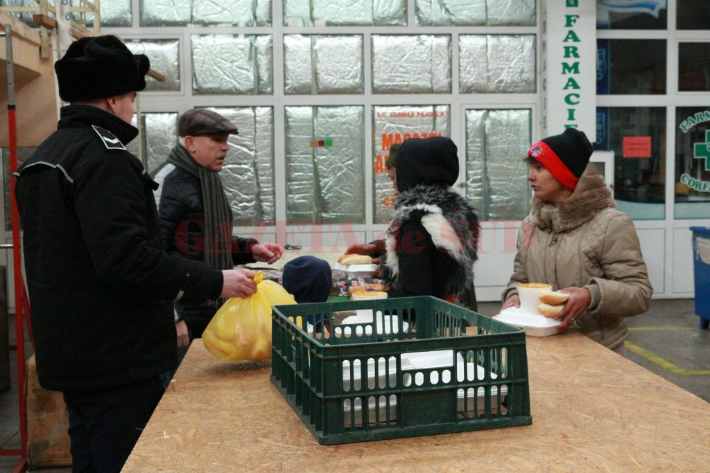 Oamenii s-au bucurat de hrana caldă (Foto: Eugen Măruţă)