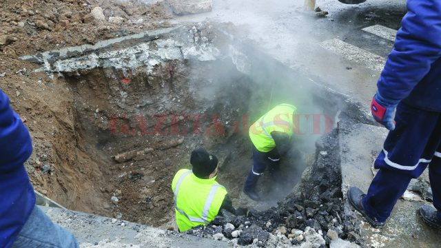 Muncitorii de la CEO au descoperit două spărturi în conducta care transportă agent termic (Foto: Lucian Anghel)