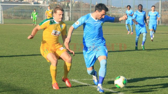 Bogdan Bucurică (la minge) vrea să rămână liber și să vină la Craiova (Foto: csconcordia.ro)