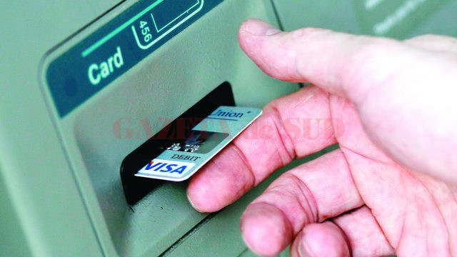 Magazinele nu sunt obligate de lege să ofere numerar celor care au carduri, așa cum se credea inițial, ci acest lucru este opţional
