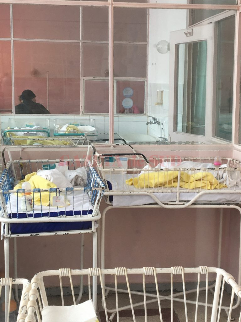 Cinci copii sănătoşi au fost abandonaţi în spitalele craiovene