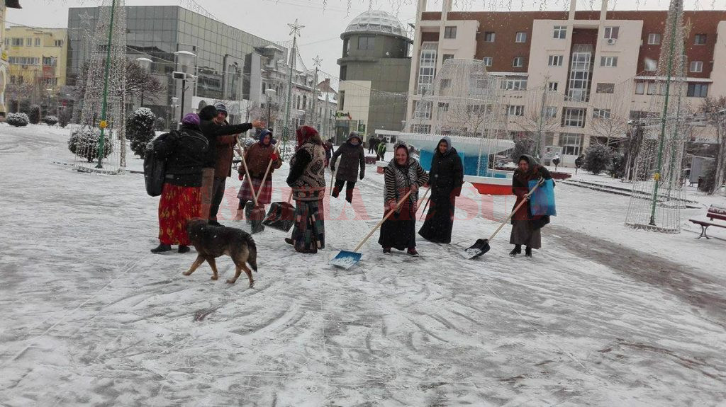 Deszăpezirea la lopată, eficientă doar în zonele pietonale (Foto: Eugen Măruţă)