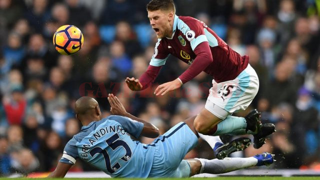 Fernandinho a văzut „roșu” după faultul comis asupra lui Johann Gudmundsson, dar „cetățenii” tot au învins (Foto: skysports.com)