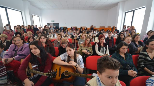 La festivitatea de inaugurare, pe lângă autorități au fost prezenți elevi, profesori, dar și părinți (Foto: Bogdan Grosu)